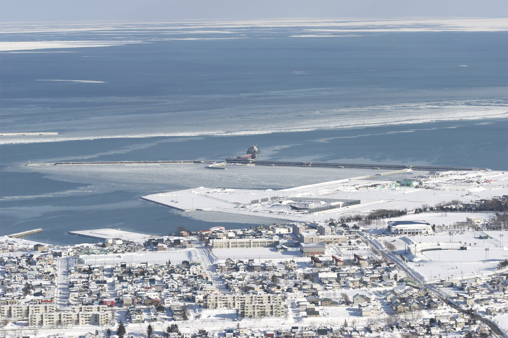 流氷に覆われた紋別港の氷海展望塔